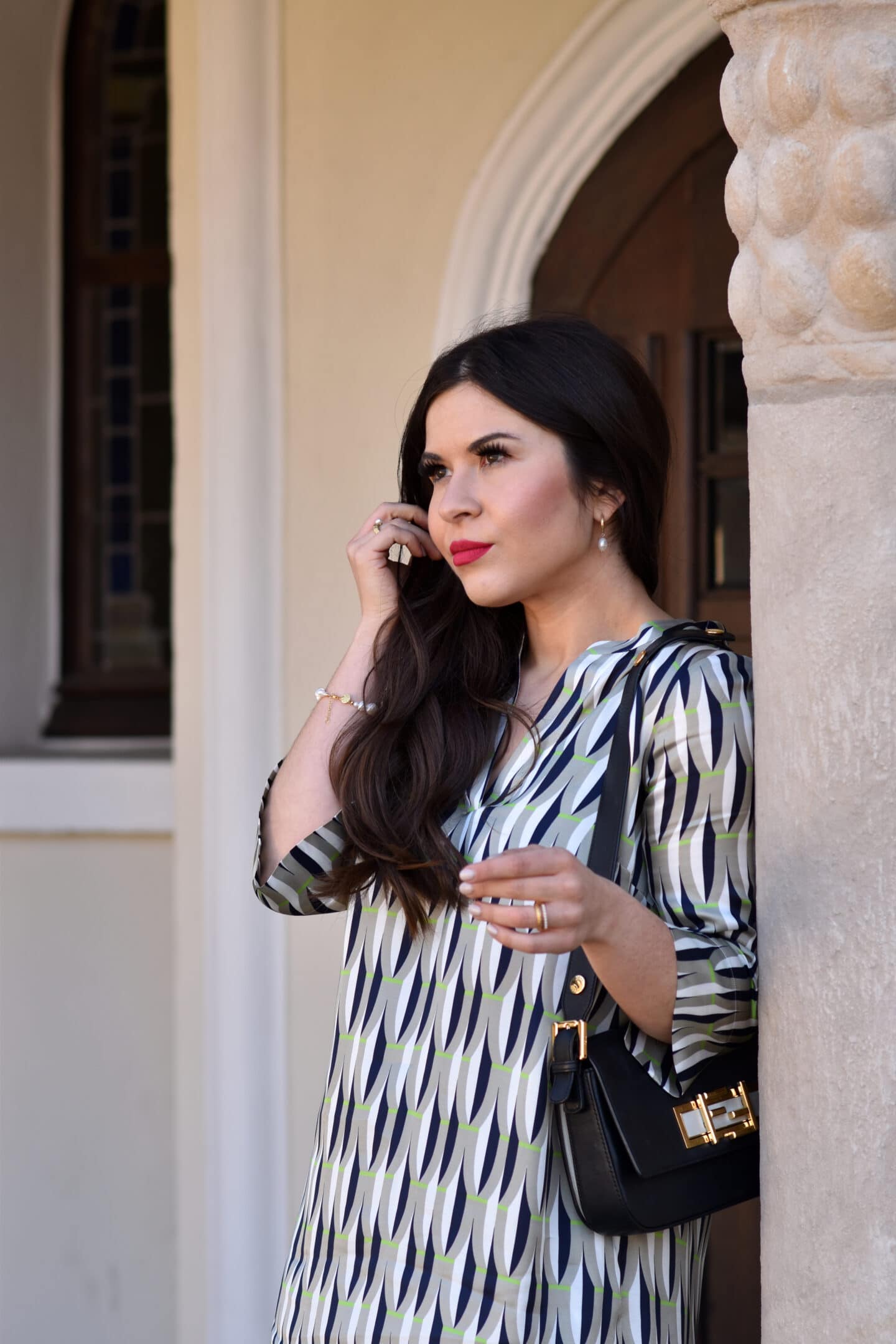 Blusenkleid ganz elegant kombiniert - der erste frühlingshafte Look