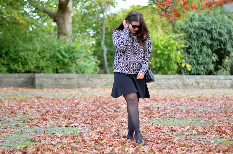 Herbst-Look: black, white, leather & gold