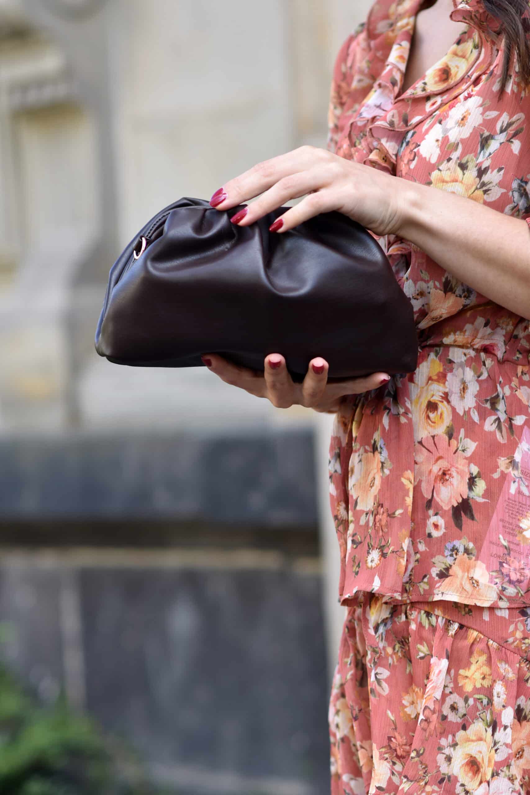 Romantischer Look mit Volants und Blumenmuster im Herbst