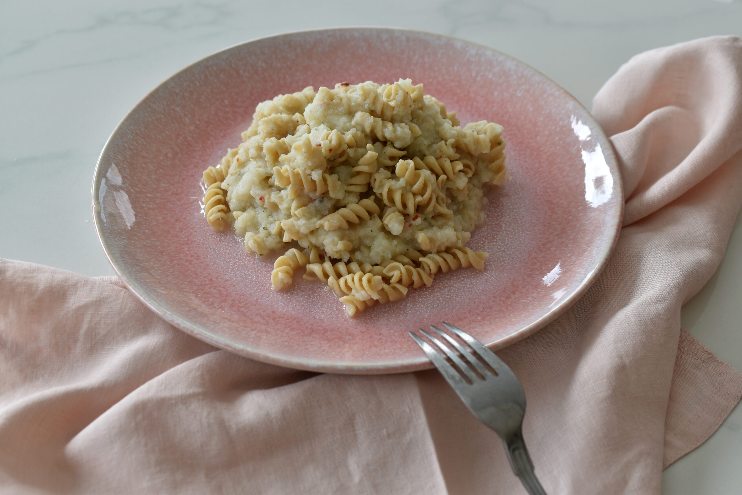 Zitronen-Pasta – ganz cremig mit Blumenkohl, Majoran & Chili