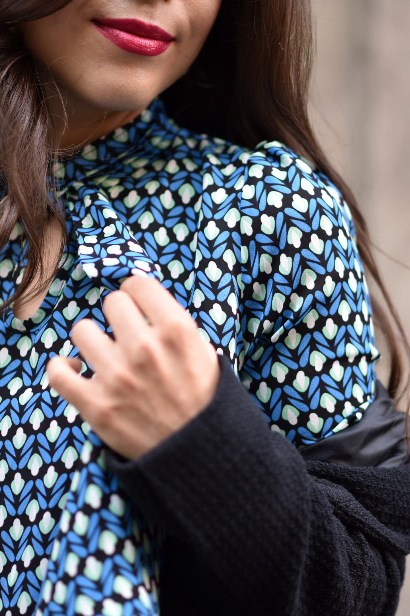 Herbstlicher Streetstyle in schwarz mit blauer Schluppenbluse