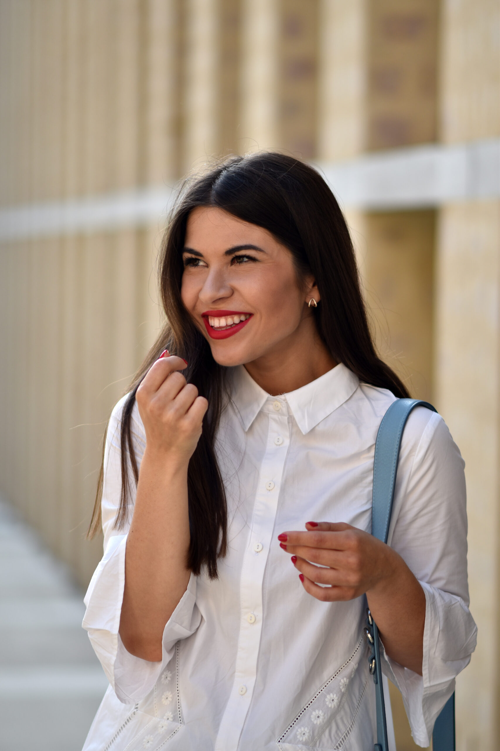 Das weiße Hemdblusenkleid mit blauen Details im Sommerlook