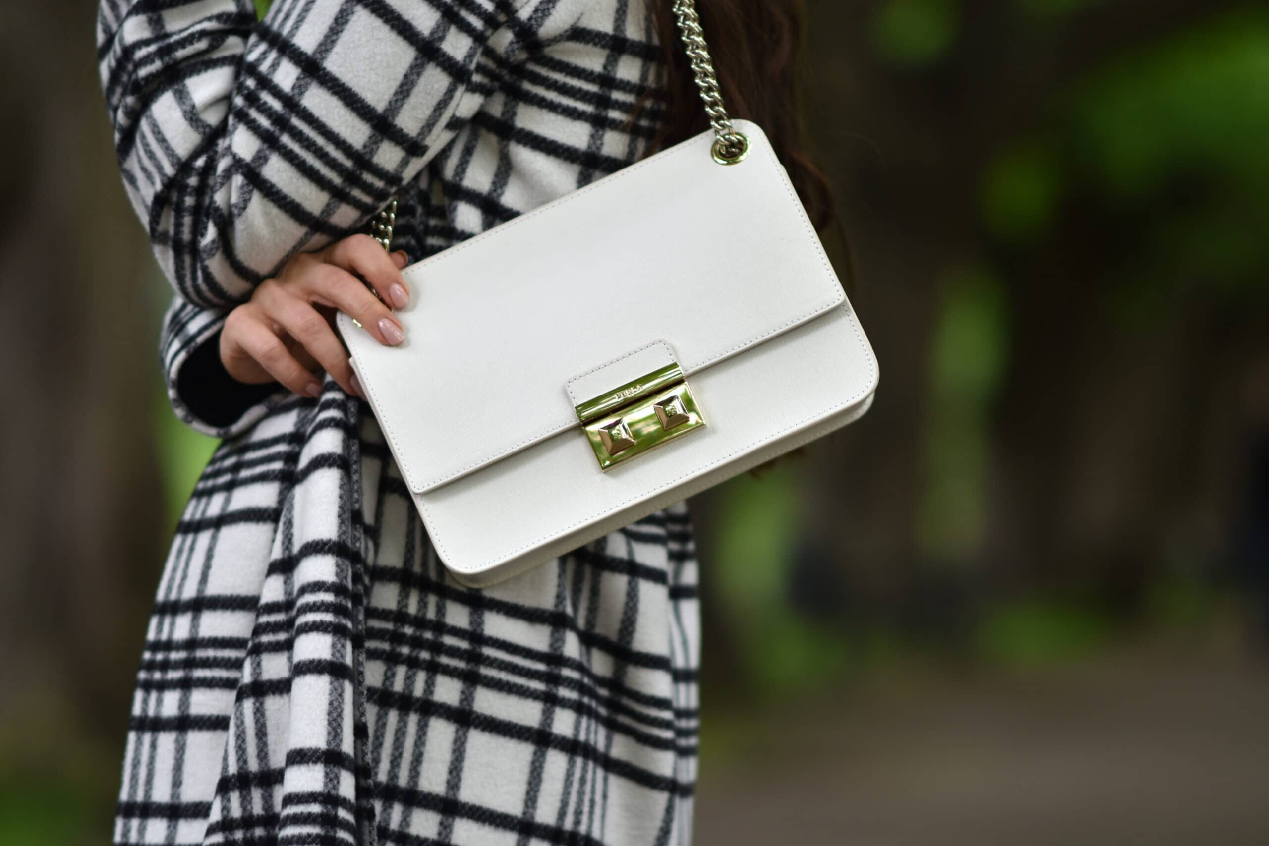 Herbsttrend: Wollmantel mit Karo Muster und Dad Sneakers