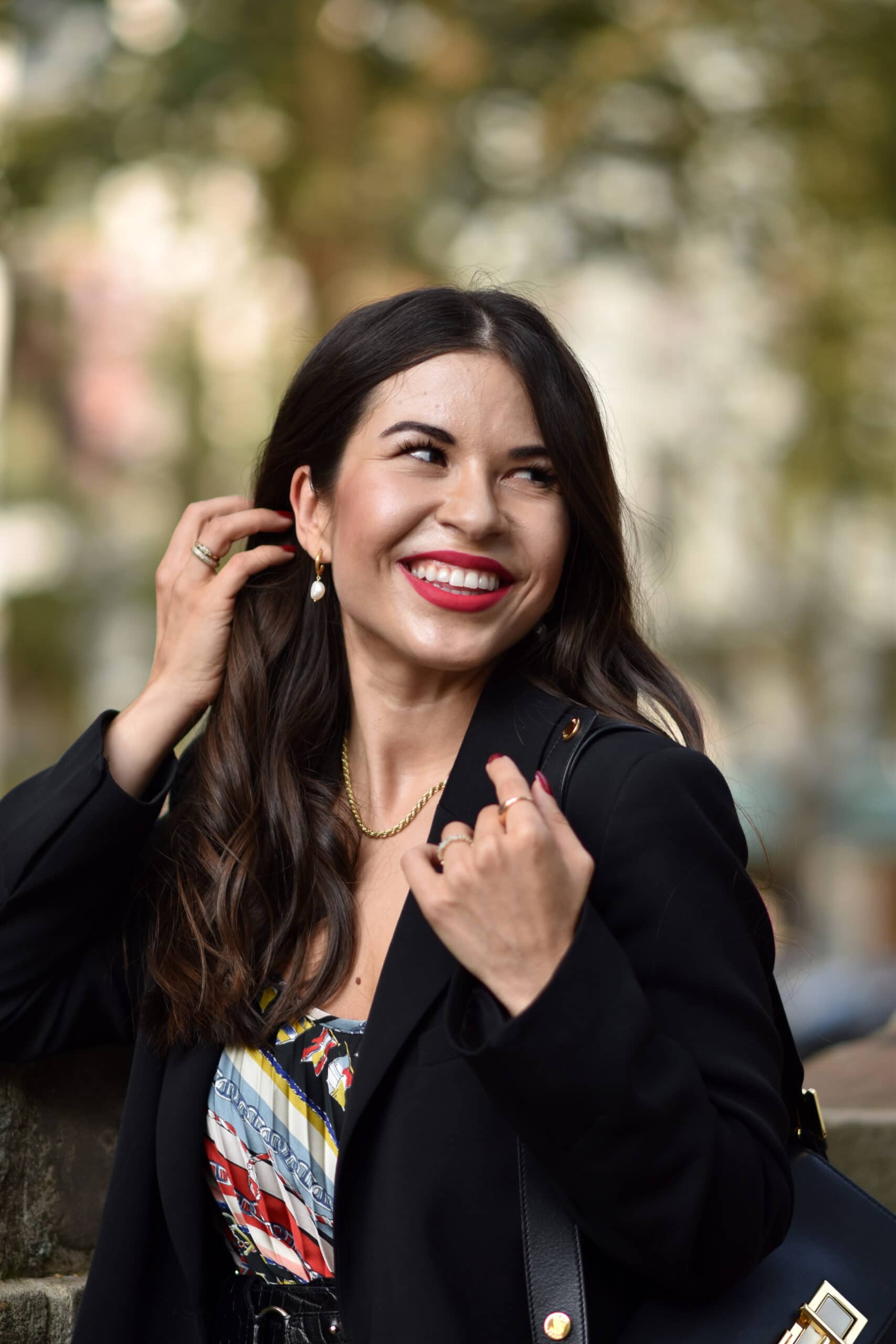 Scarf Print Kleid mit Oversize Blazer im Spätsommer