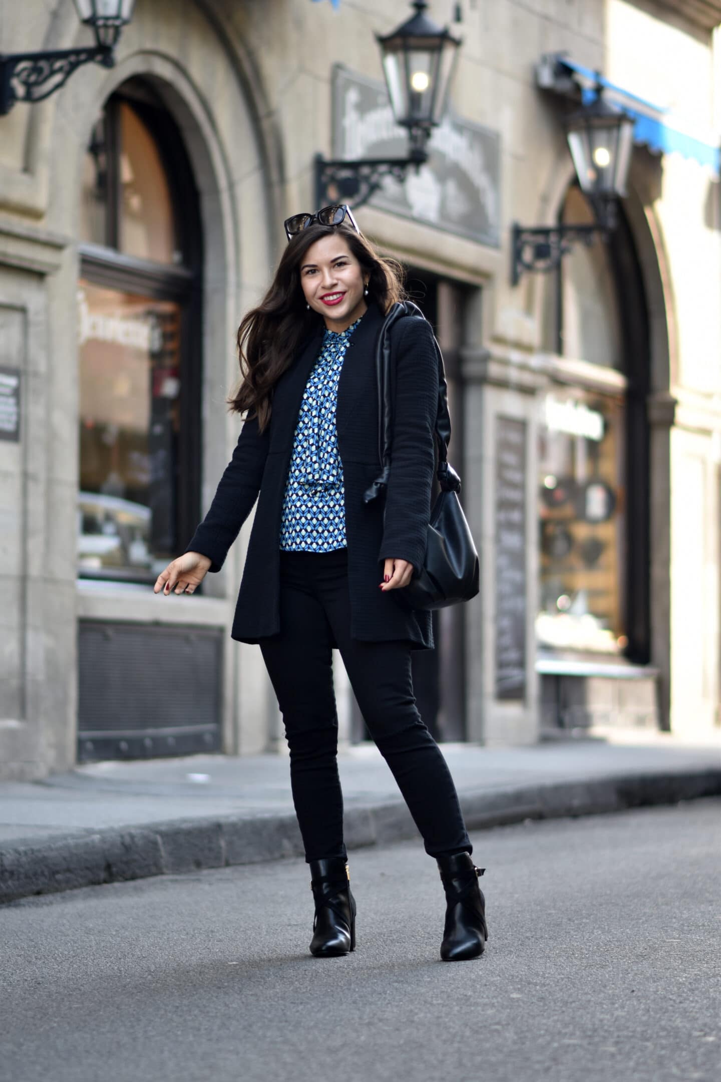 Herbstlicher Streetstyle in schwarz mit blauer Schluppenbluse