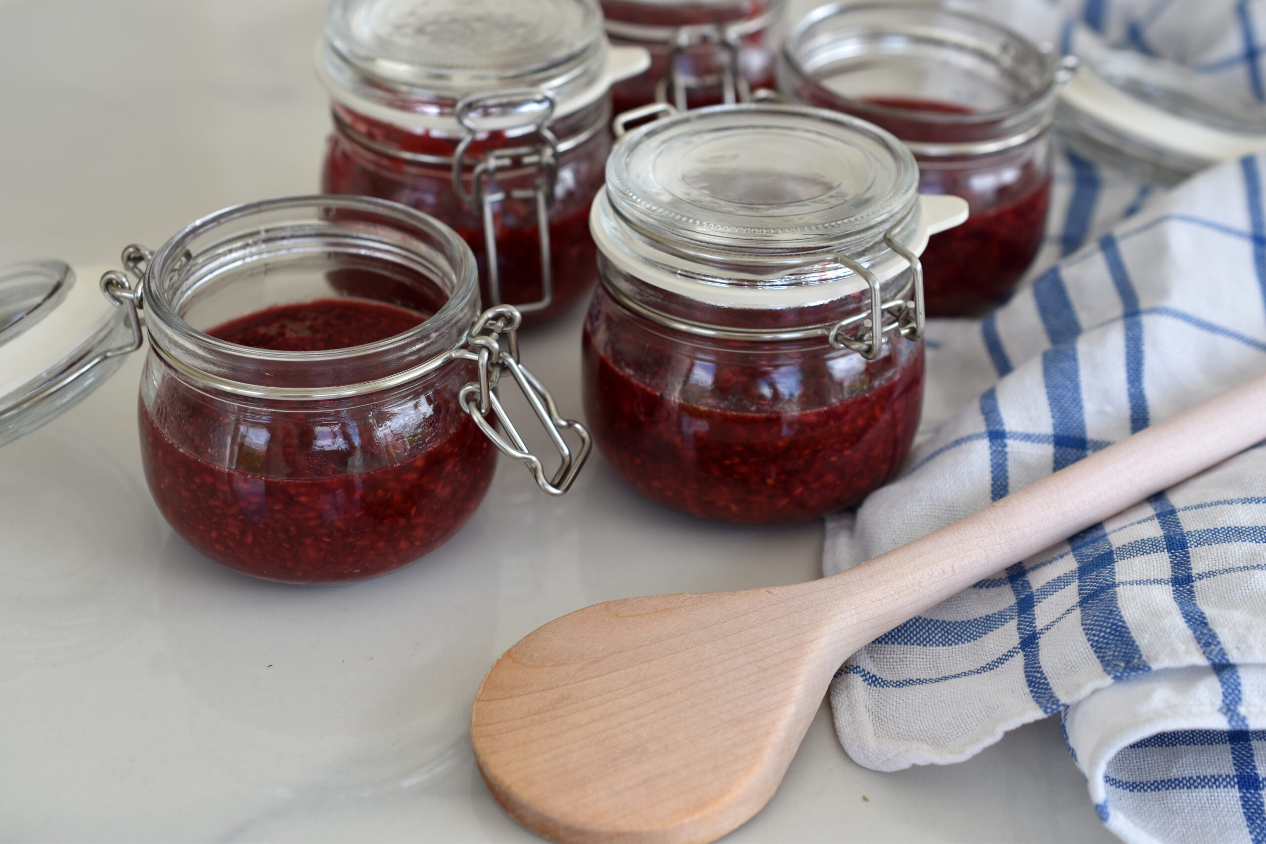Zuckerfreie Himbeermarmelade mit Chiasamen & Vanille