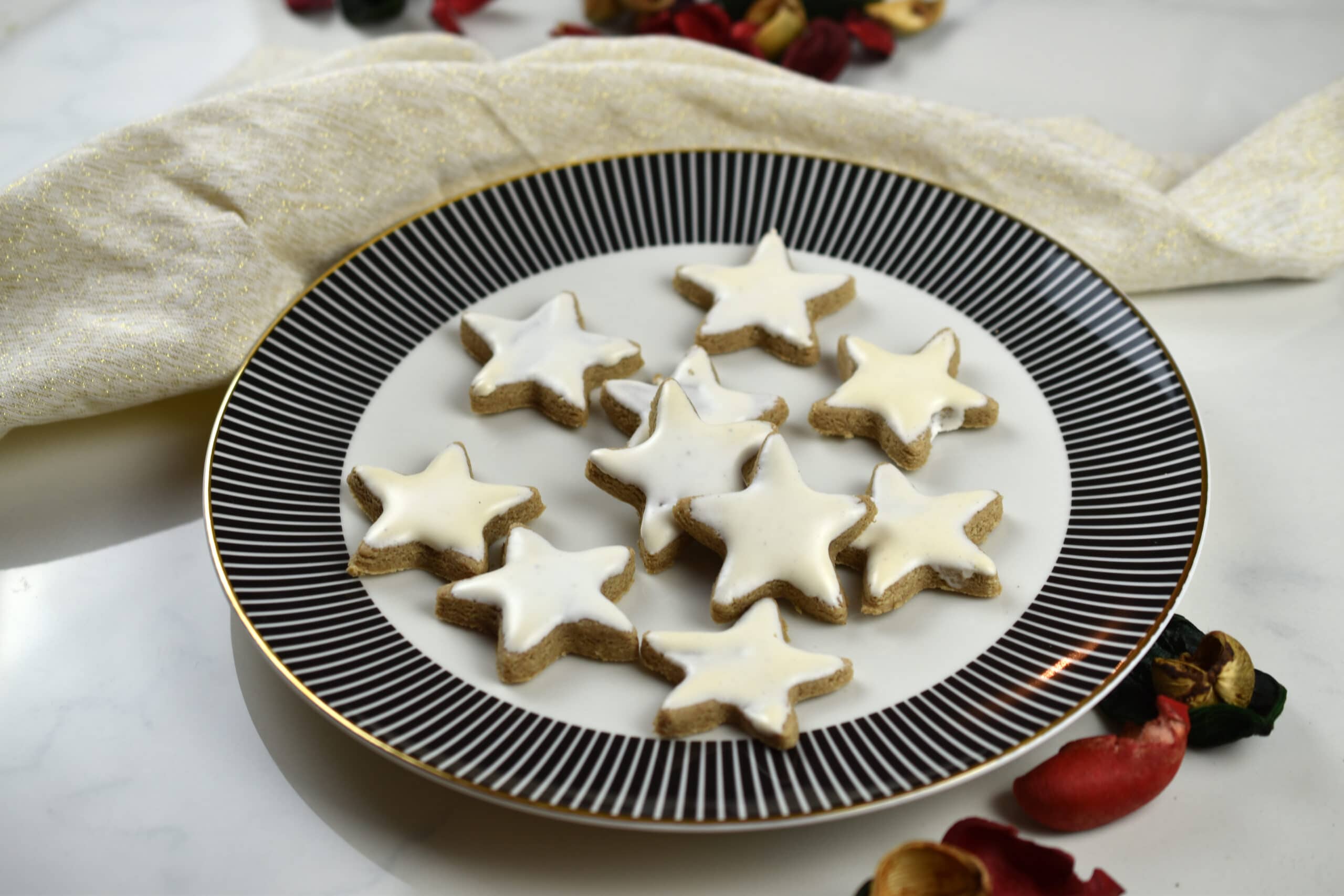 Zimtsterne - der weihnachtliche Klassiker ganz kalorienarm, einfach & lecker