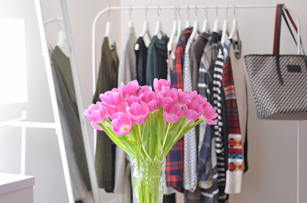 Wie mache ich meinen Kleiderschrank fit für den Frühling?