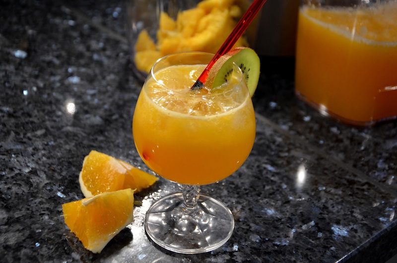 cocktail-flair: ananas-orangensaft mit kokosmilch