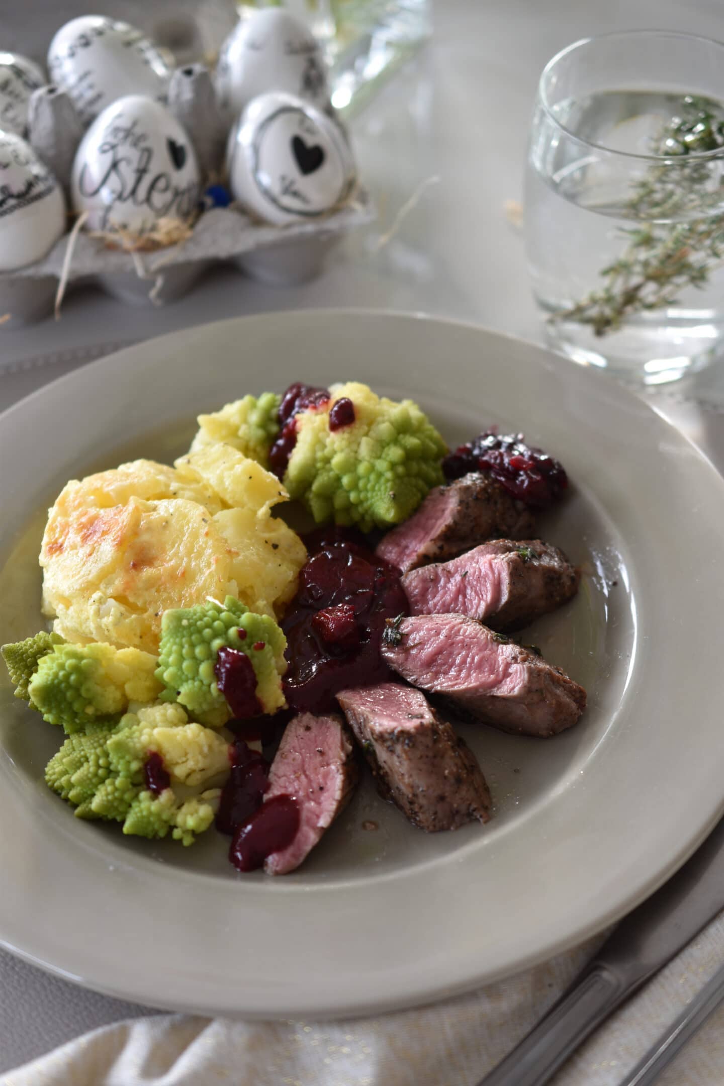 Lammfilet mit Kartoffelgratin, Romanesco & Kirschsauce - das Osteressen