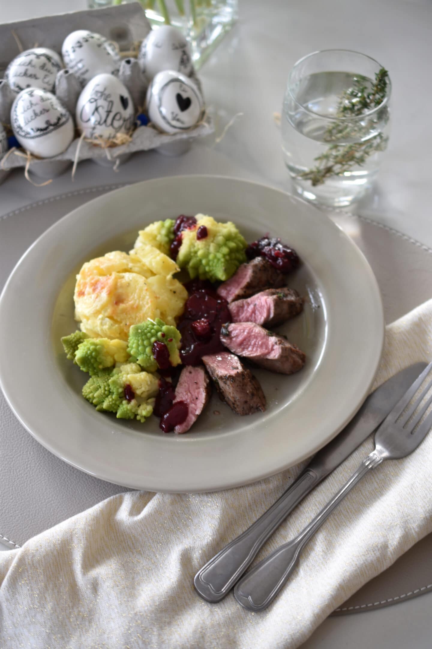 Lammfilet mit Kartoffelgratin, Romanesco & Kirschsauce - das Osteressen