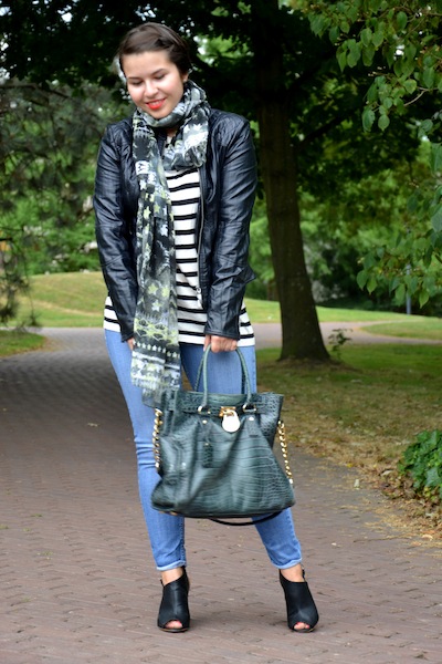 Casual Look mit Lederjacke, Streifenshirt, Jeans und Sandalen