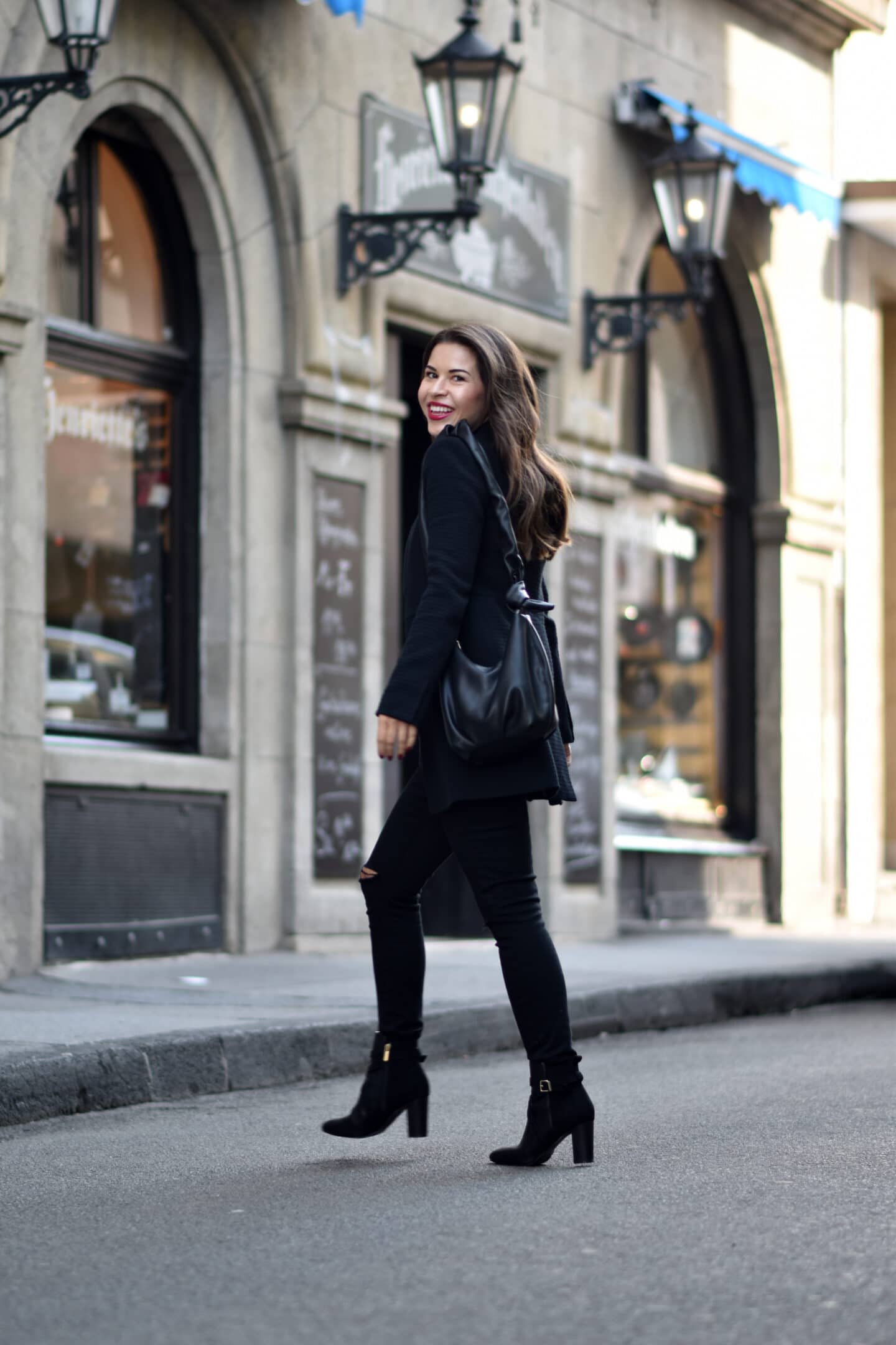 Herbstlicher Streetstyle in schwarz mit blauer Schluppenbluse