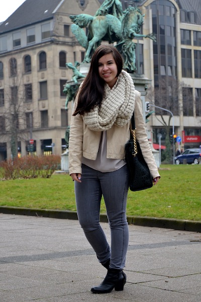 Spring calling! Grobstrick, helle Farben und ein Frühlingslook