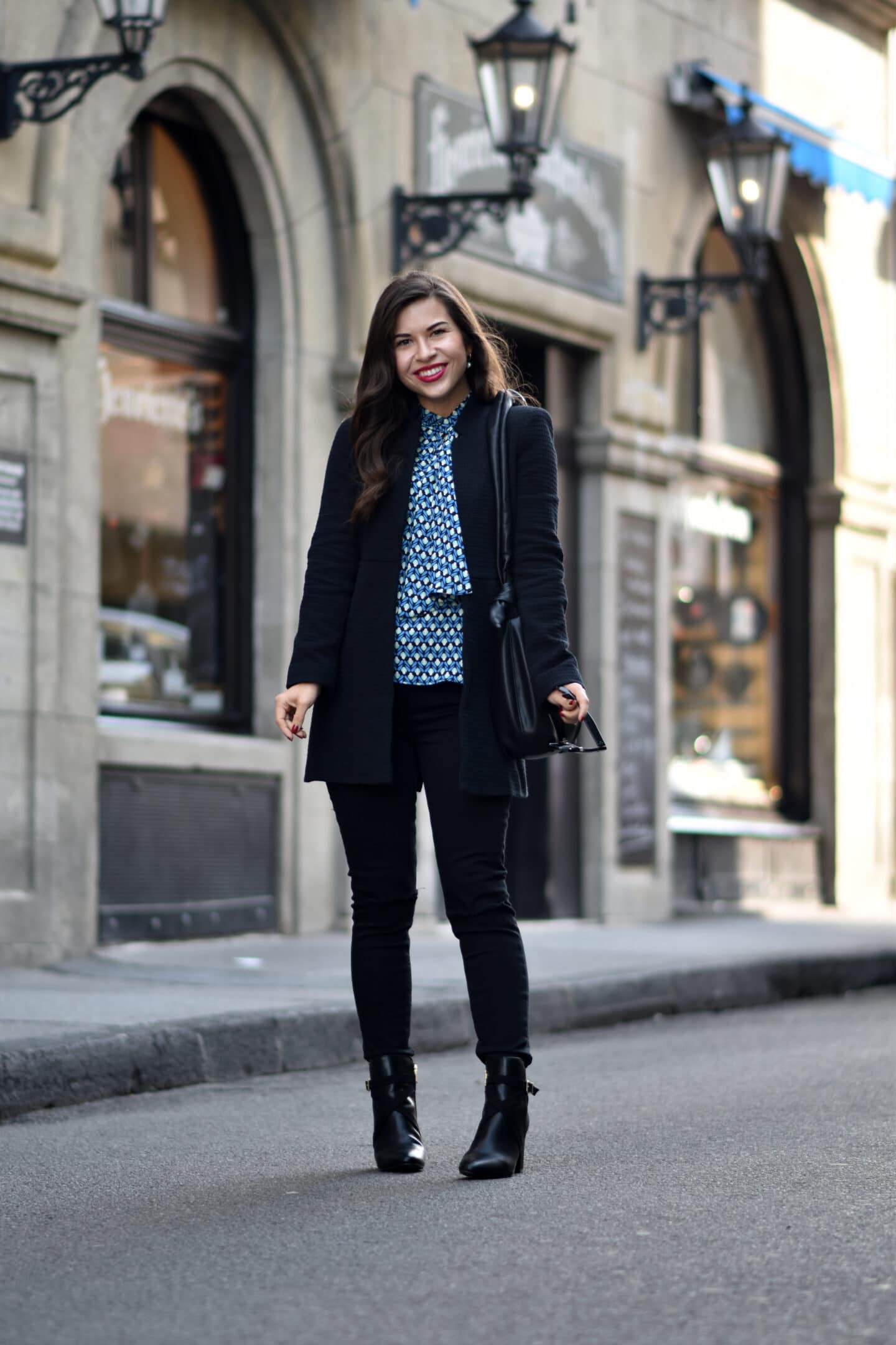 Herbstlicher Streetstyle in schwarz mit blauer Schluppenbluse