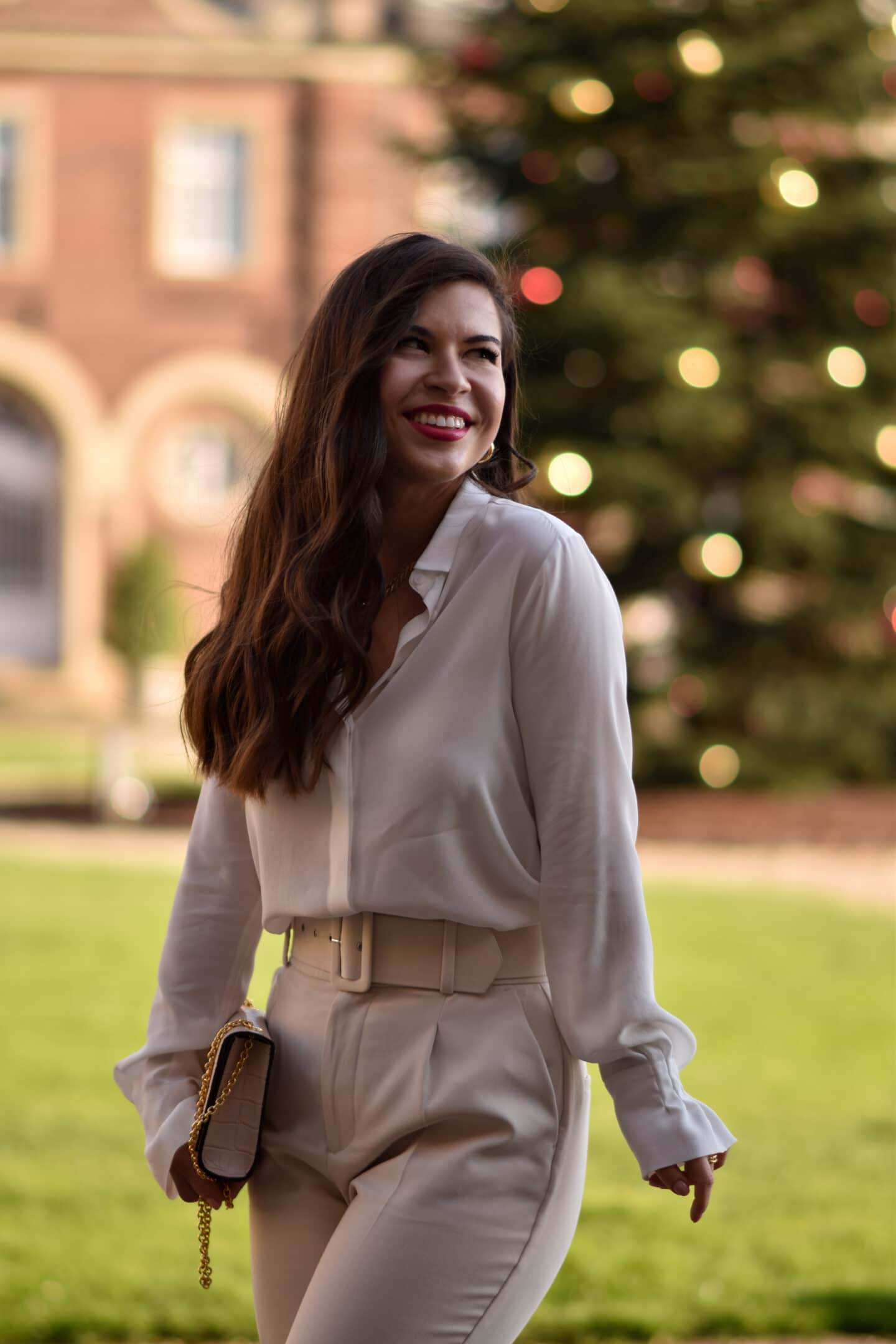 Weiße Bluse im monochromen Look - mein Weihnachtsoutfit 2020