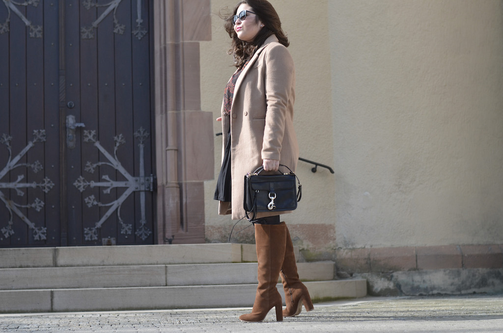 Outfit: Wildlederstiefel und Wollmantel