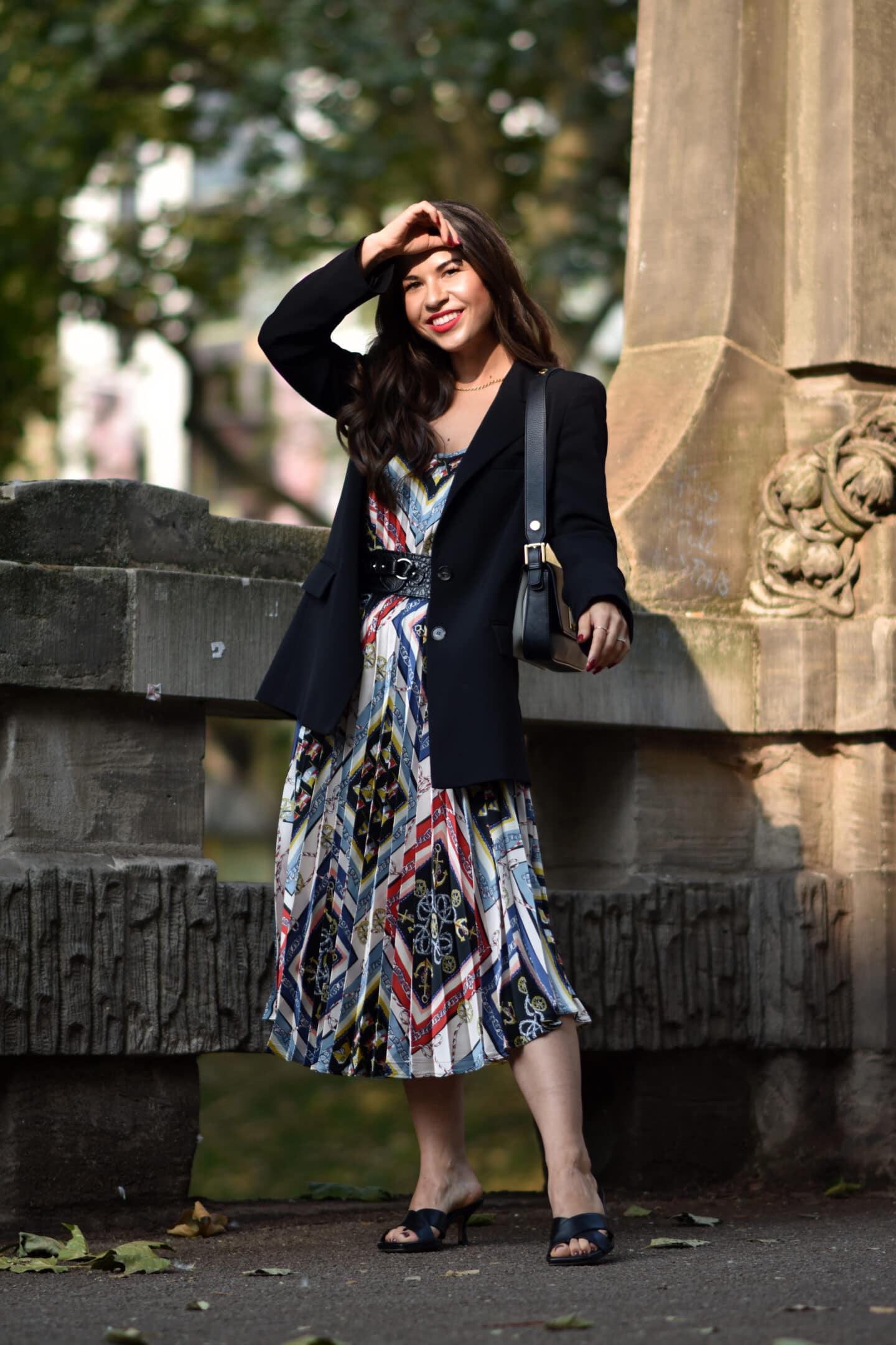 Scarf Print Kleid mit Oversize Blazer im Spätsommer