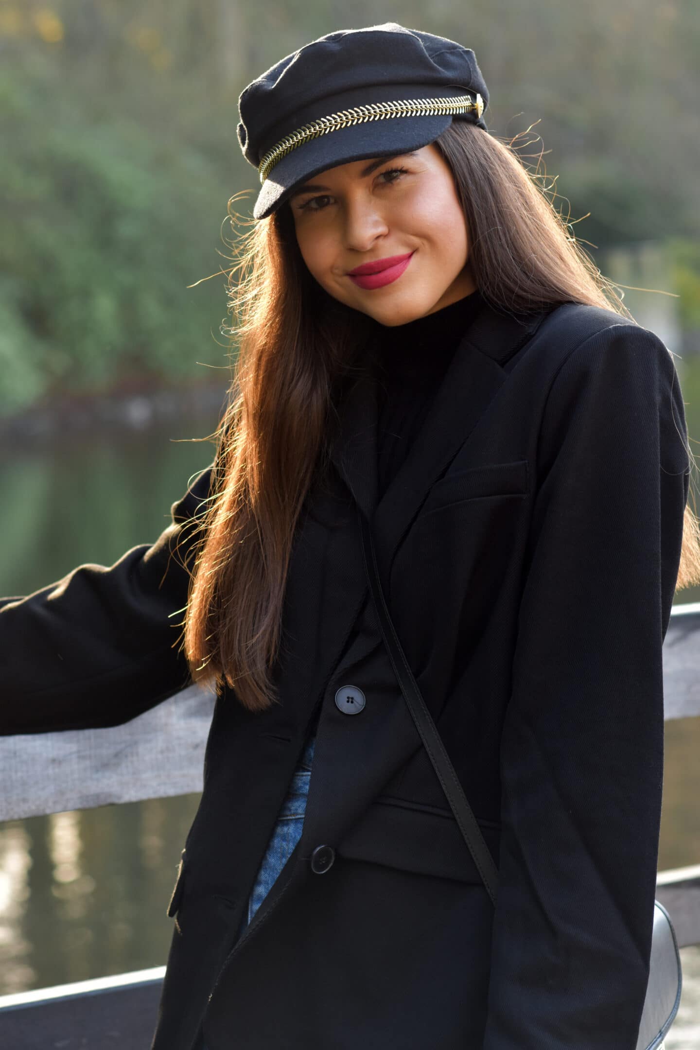 Asymmetrischer Rock mit Oversized Twill Blazer & Baker Boy Hat