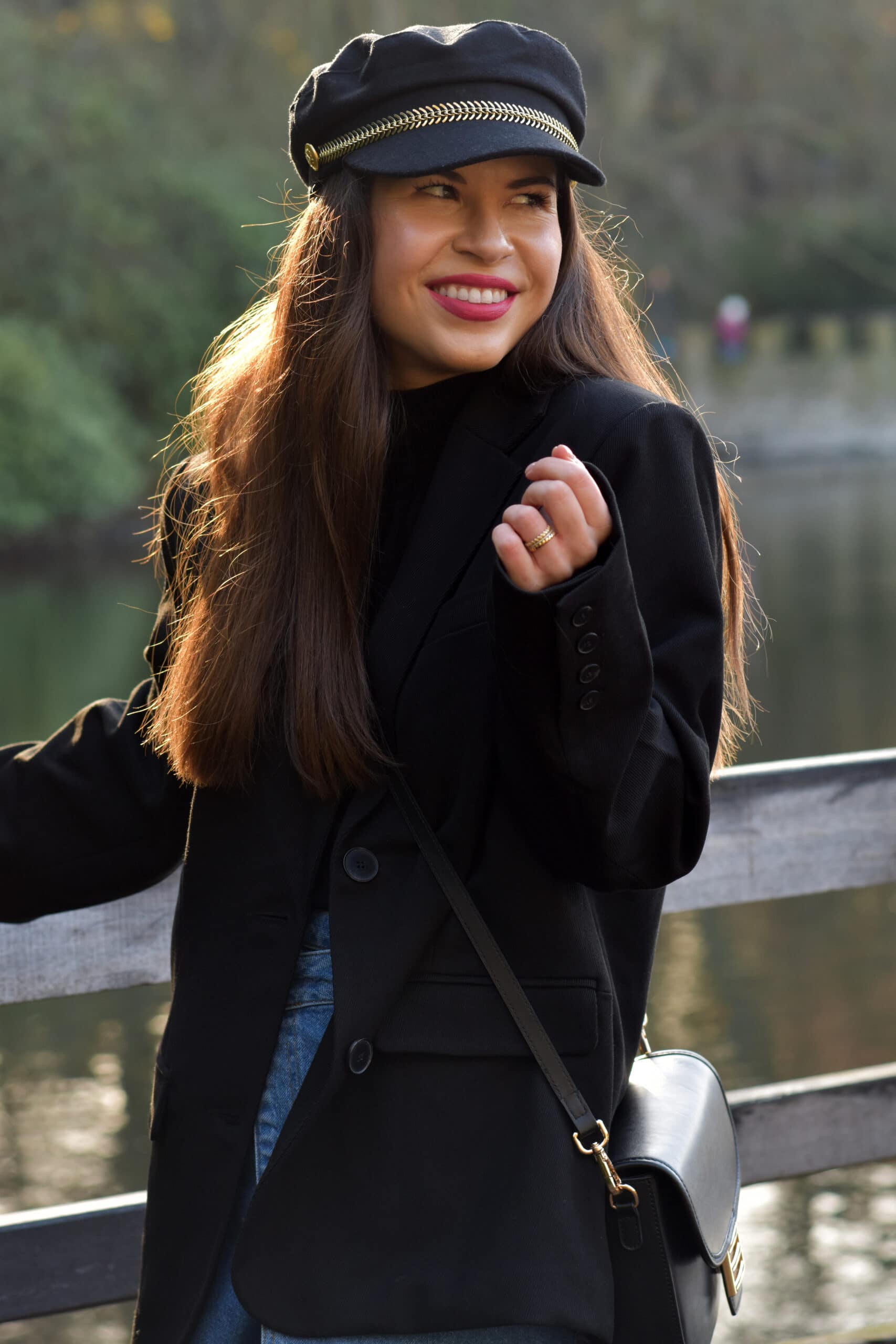 Asymmetrischer Rock mit Oversized Twill Blazer & Baker Boy Hat