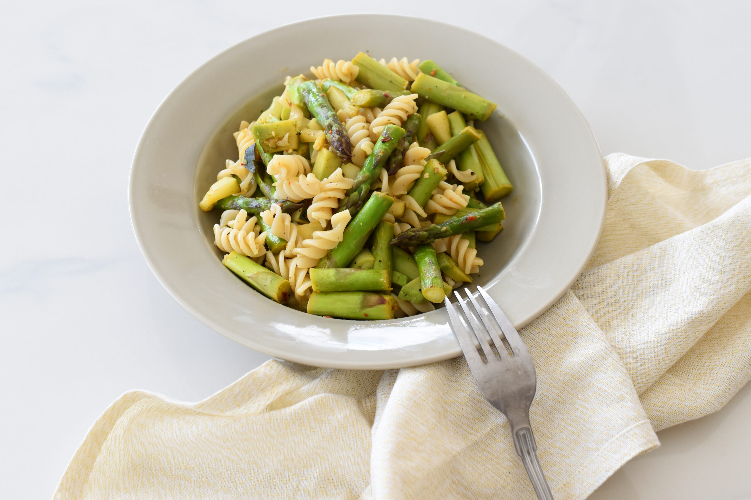 Avocadopesto mit Zucchini, grünem Spargel und Dinkelfusilli