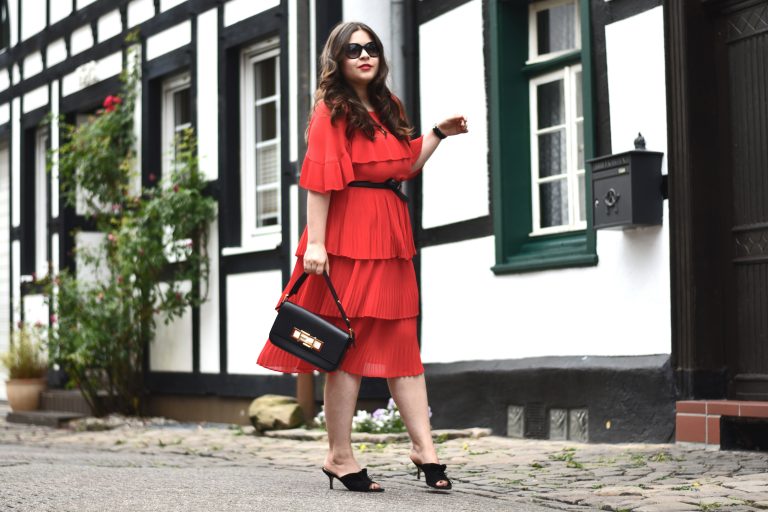 Outfit: Für mehr „Modemut“ – ein rotes Kleid mit Volants kombinieren