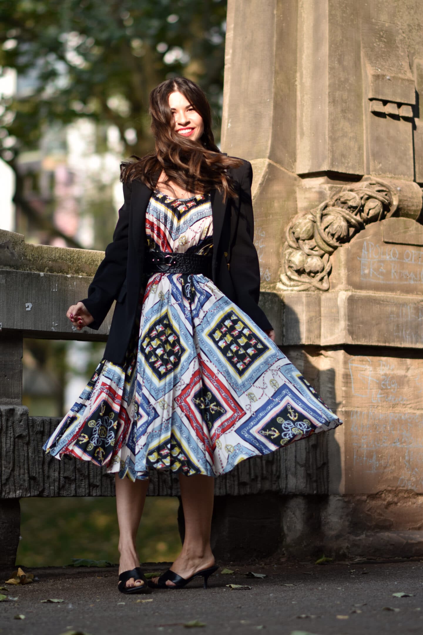 Scarf Print Kleid mit Oversize Blazer im Spätsommer