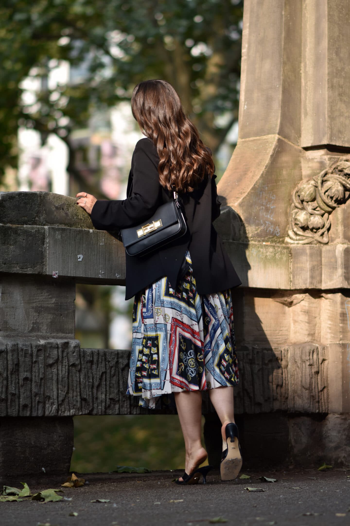 Scarf Print Kleid mit Oversize Blazer im Spätsommer