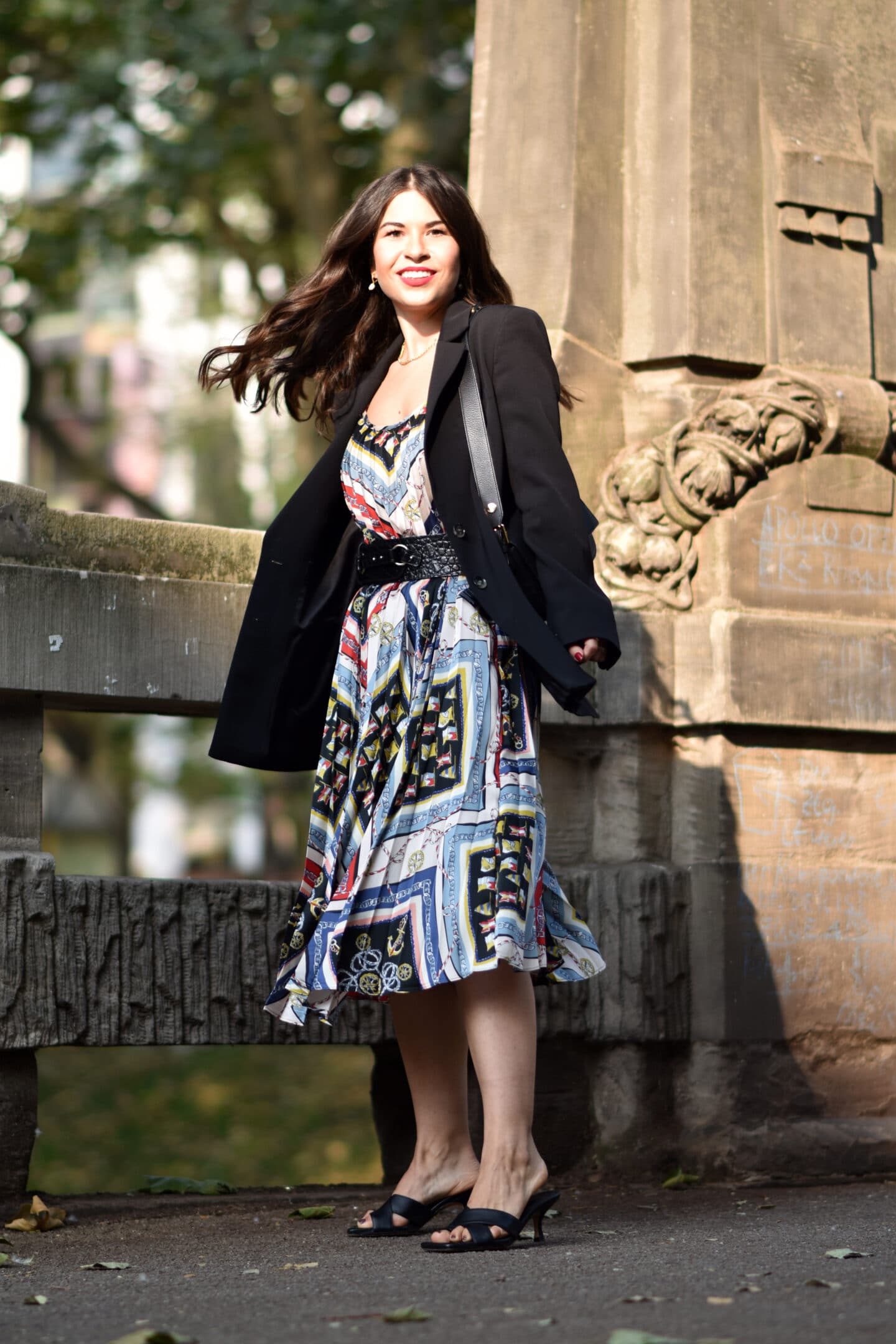 Scarf Print Kleid mit Oversize Blazer im Spätsommer