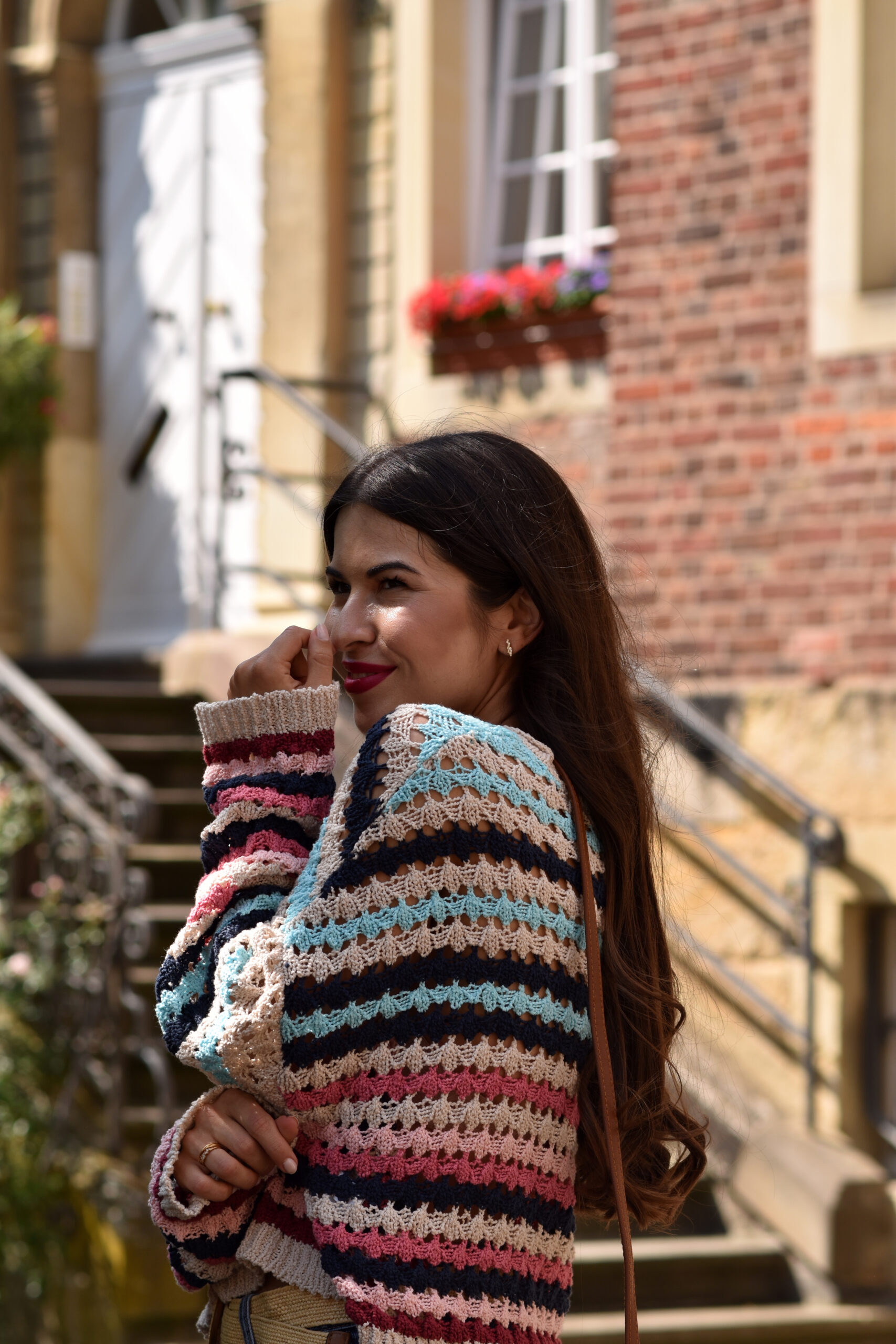 Grobstrick Pullover im Sommerlook mit Shorts & Wedges