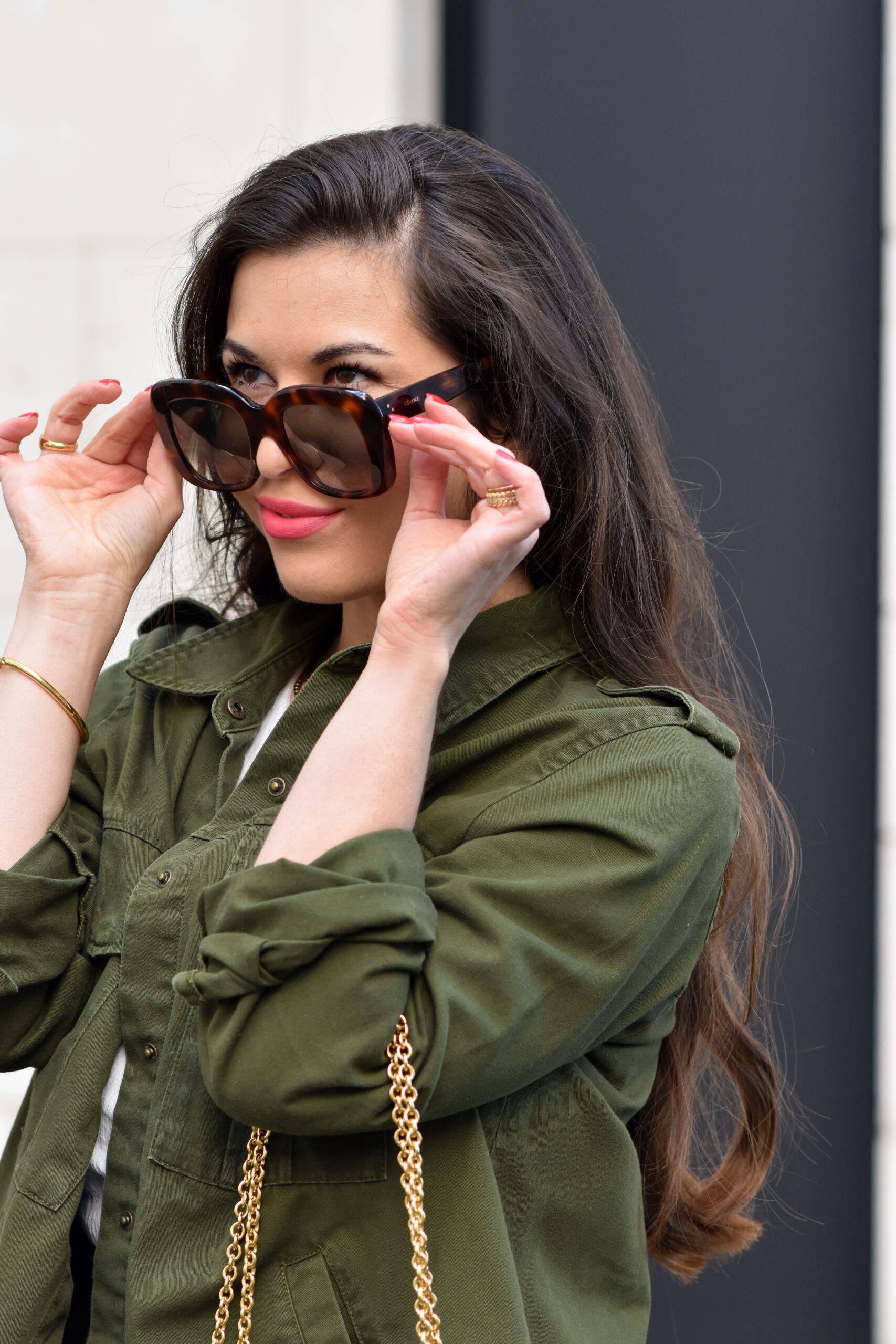 Cargo Jacke mit weißer Jeans, asymmetrischem Top & goldenen Details