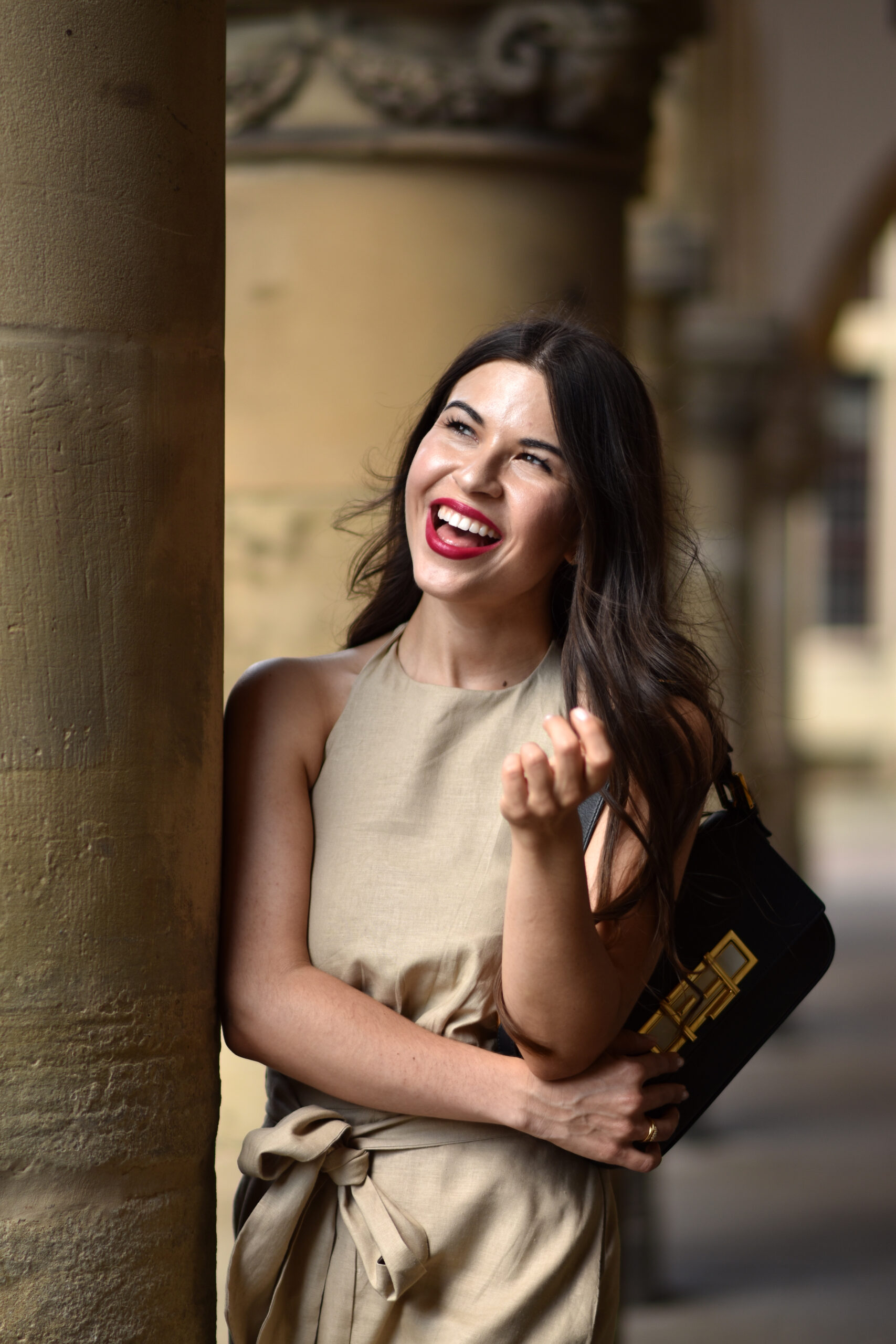 Jumpsuit aus Leinen im eleganten Sommerlook mit Baguette Bag