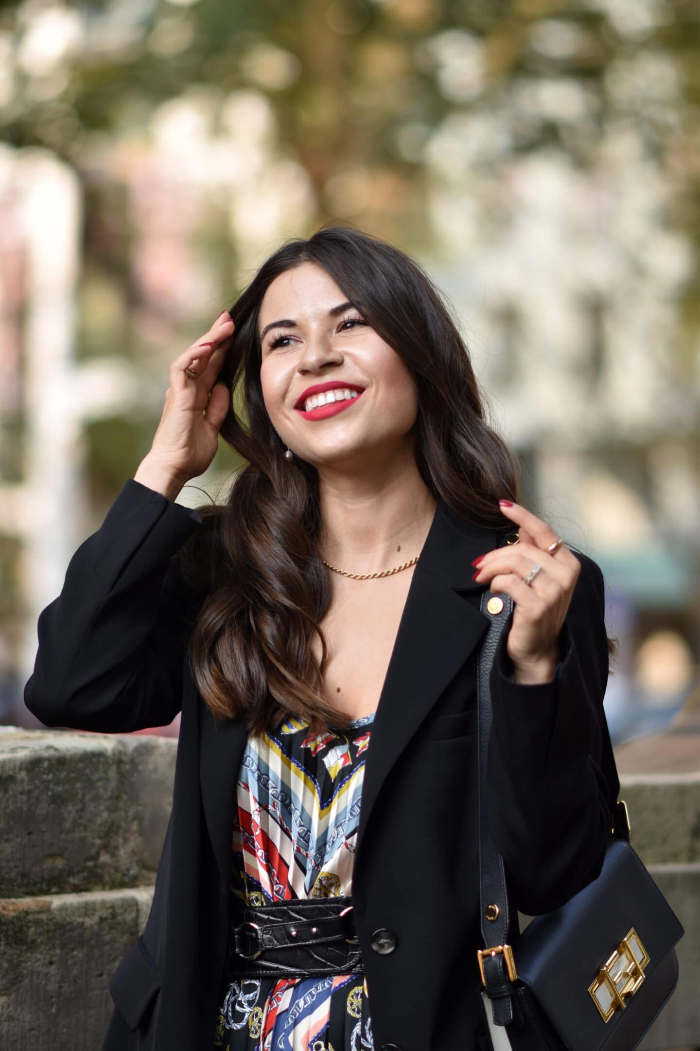 Scarf Print Kleid mit Oversize Blazer im Spätsommer