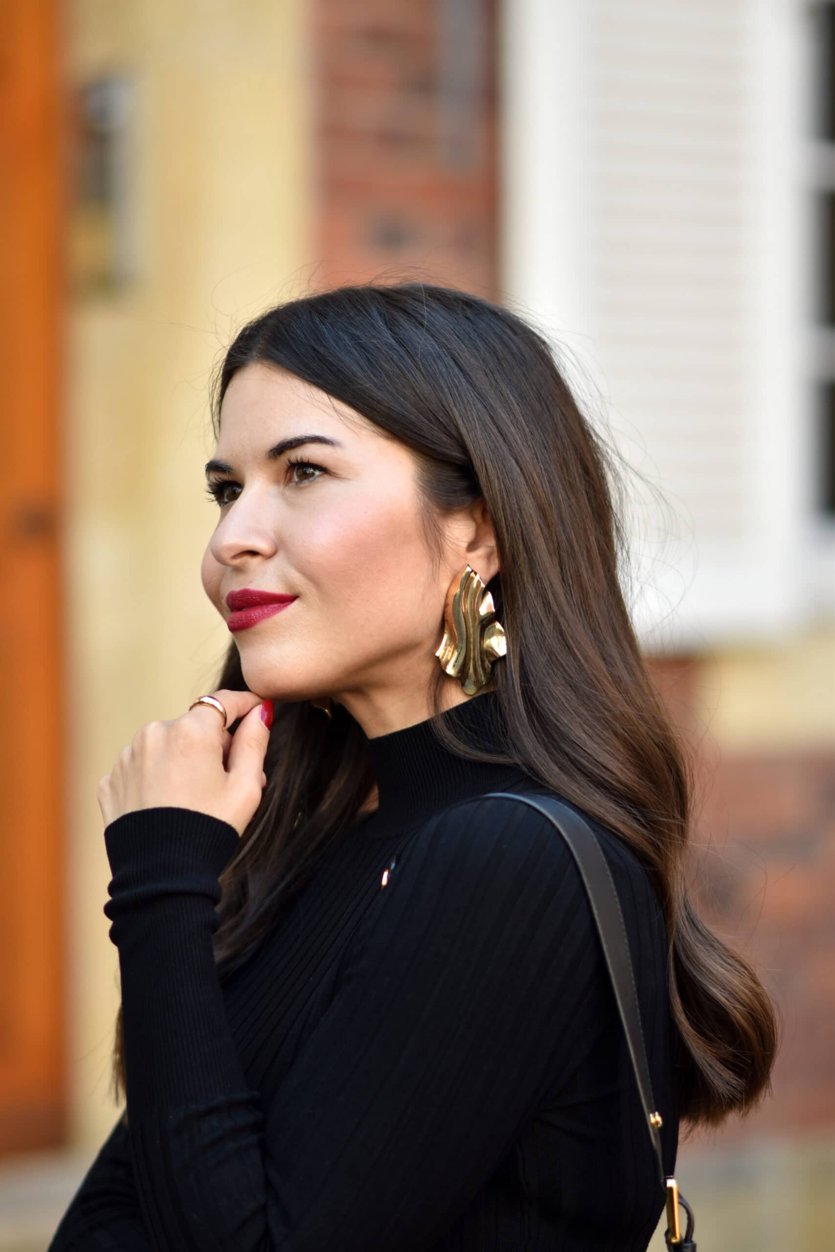 Schwarzer Plisseerock aus Leder mit Turtleneck & goldenen Details