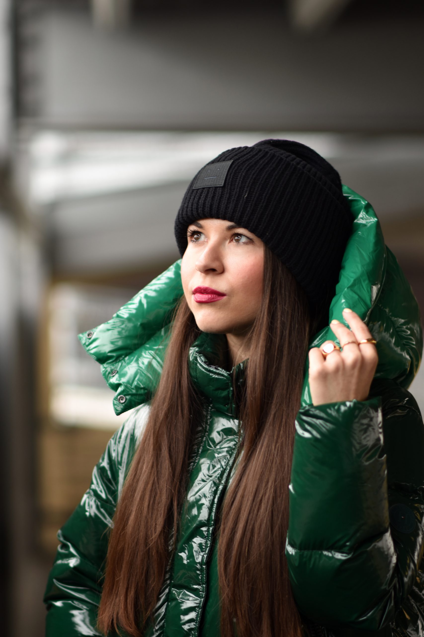 Glossy Puffer Coat im Winter Streetstyle mit Dr. Martens & Acne Beanie