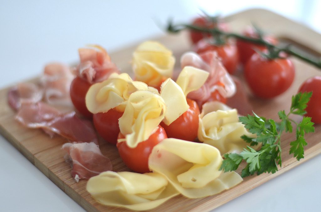 Antipasti mit Tomaten und Fol Epi Hauchfein