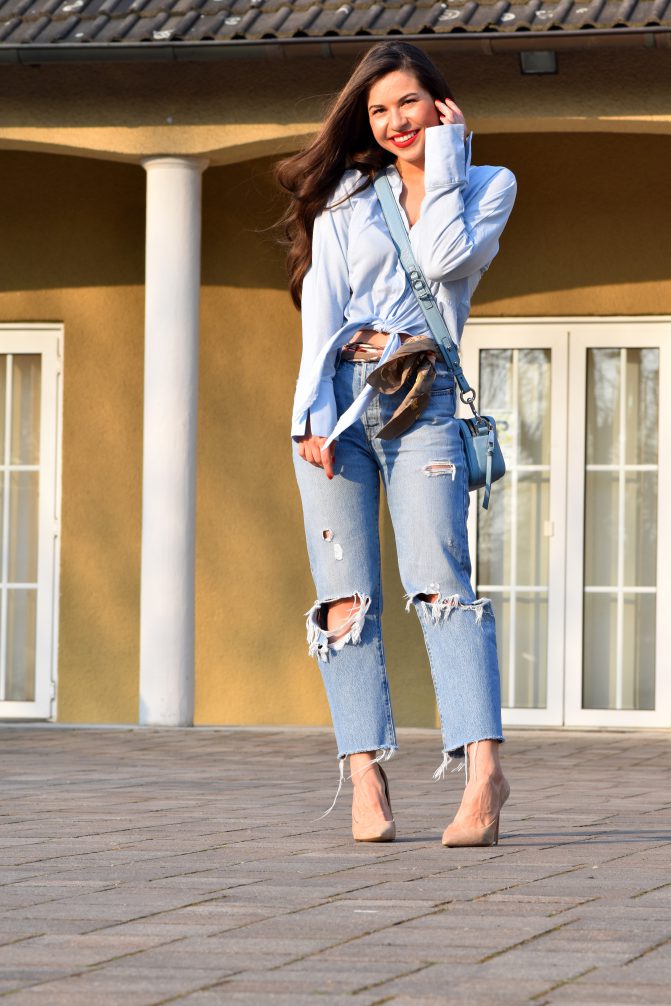 Spring Look in Blau mit Boyfriend Jeans, blauer Bluse und blauer Tasche