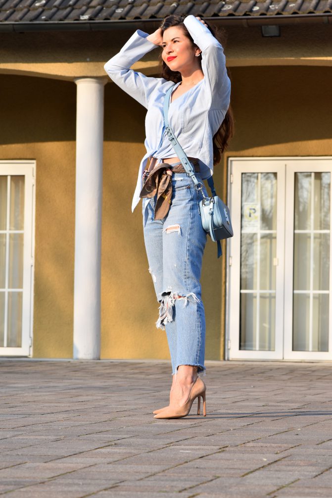 Outfitdetails Spring Look in Blau mit Boyfriend Jeans, blauer Bluse und blauer Tasche