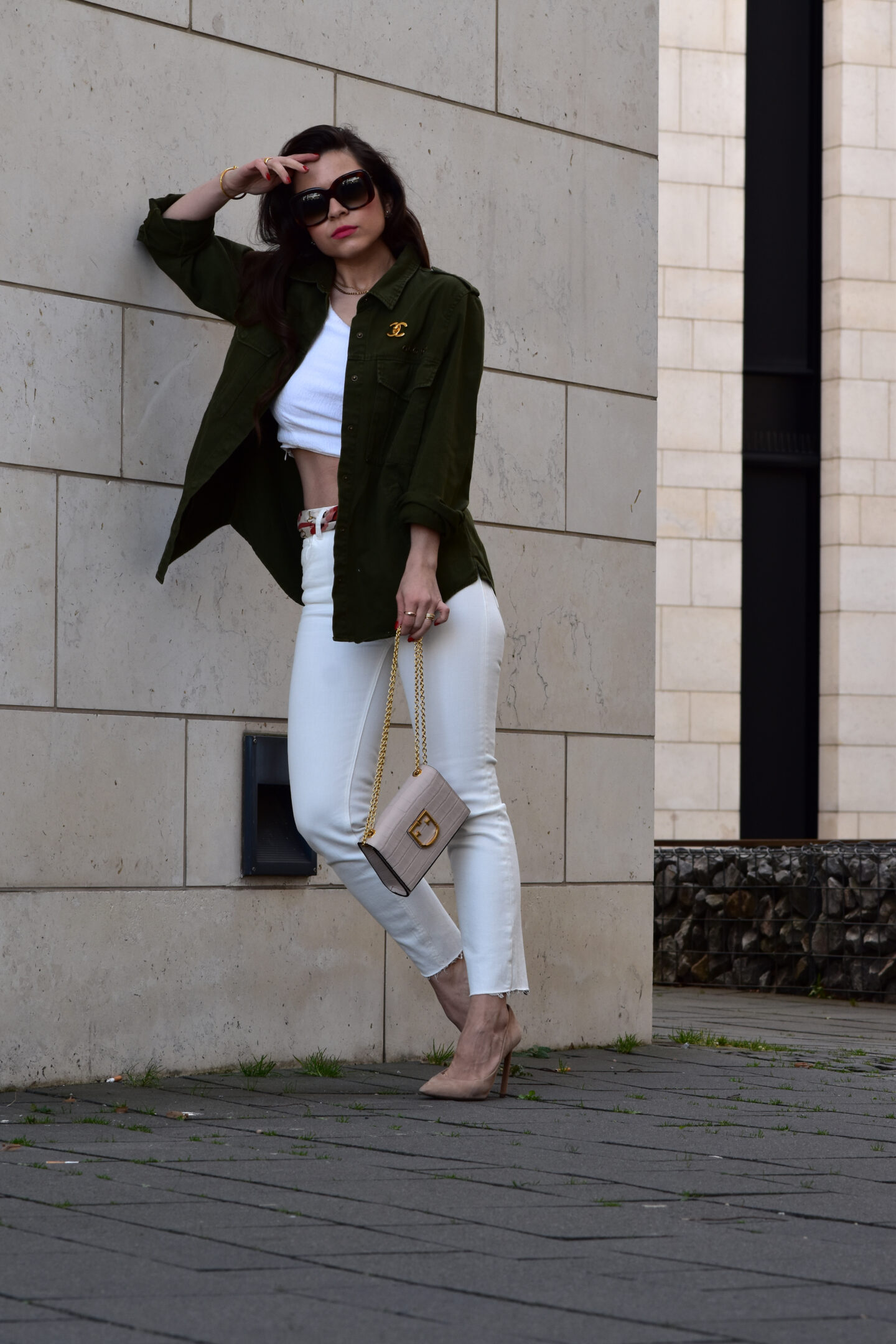 Cargo Jacke mit weißer Jeans, asymmetrischem Top & goldenen Details