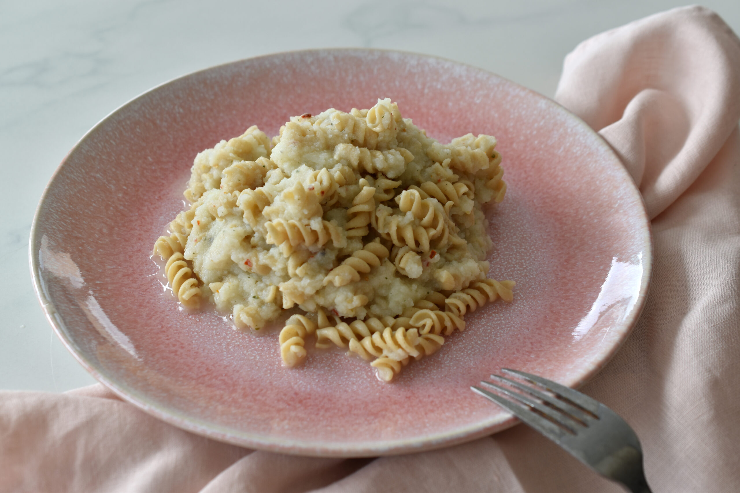 Zitronen-Pasta - ganz cremig mit Blumenkohl, Majoran & Chili