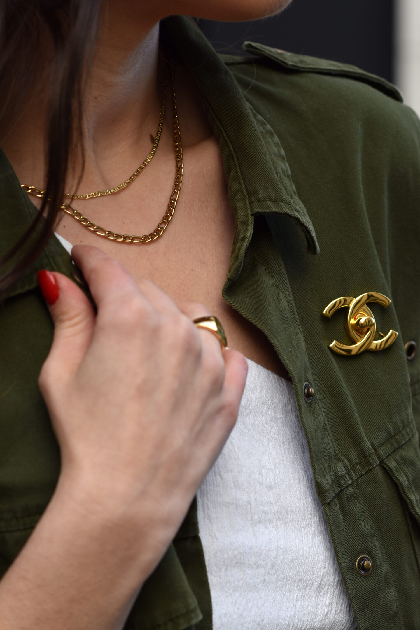 Cargo Jacke mit weißer Jeans, asymmetrischem Top & goldenen Details