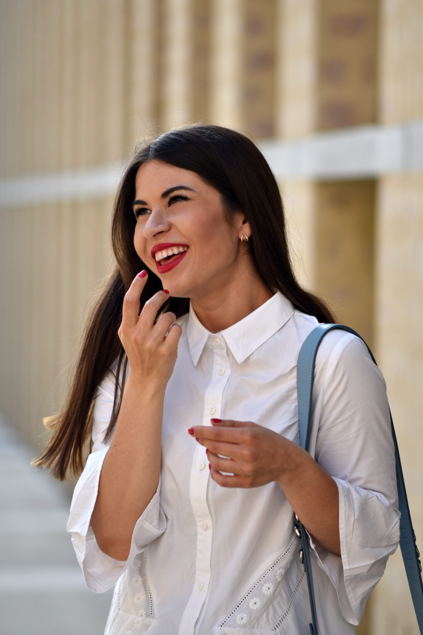 Das weiße Hemdblusenkleid mit blauen Details im Sommerlook