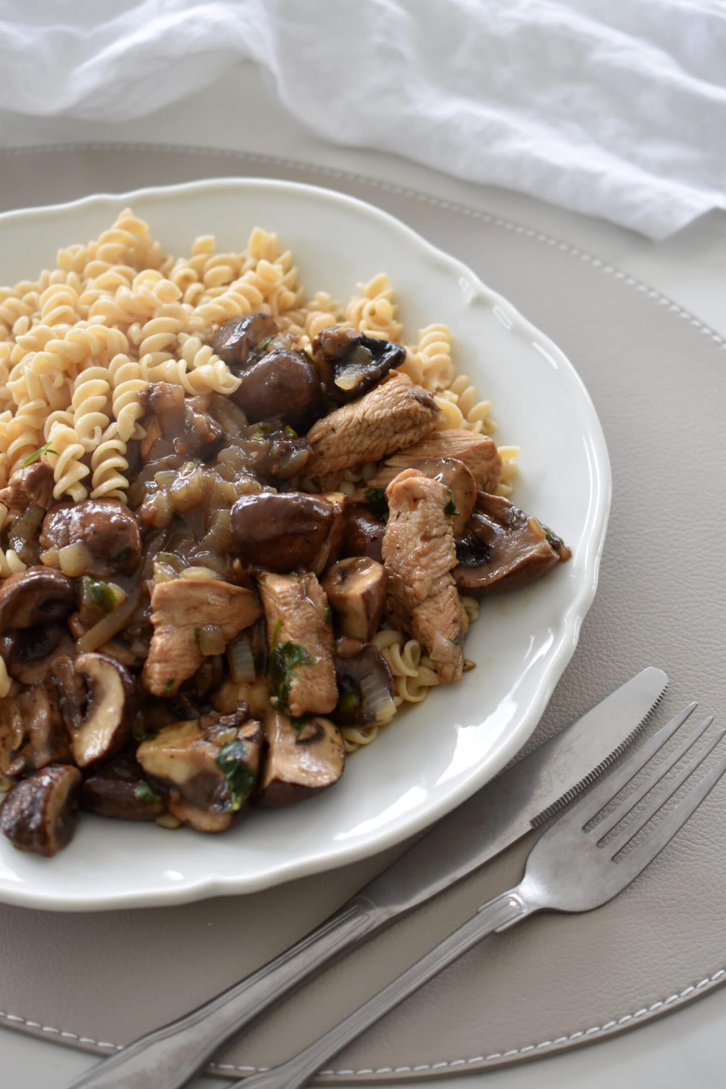 Züricher Geschnetzeltes - Klassiker der Hausmannskost ganz leicht & lecker Züricher Geschnetzeltes - Klassiker der Hausmannskost ganz leicht & lecker