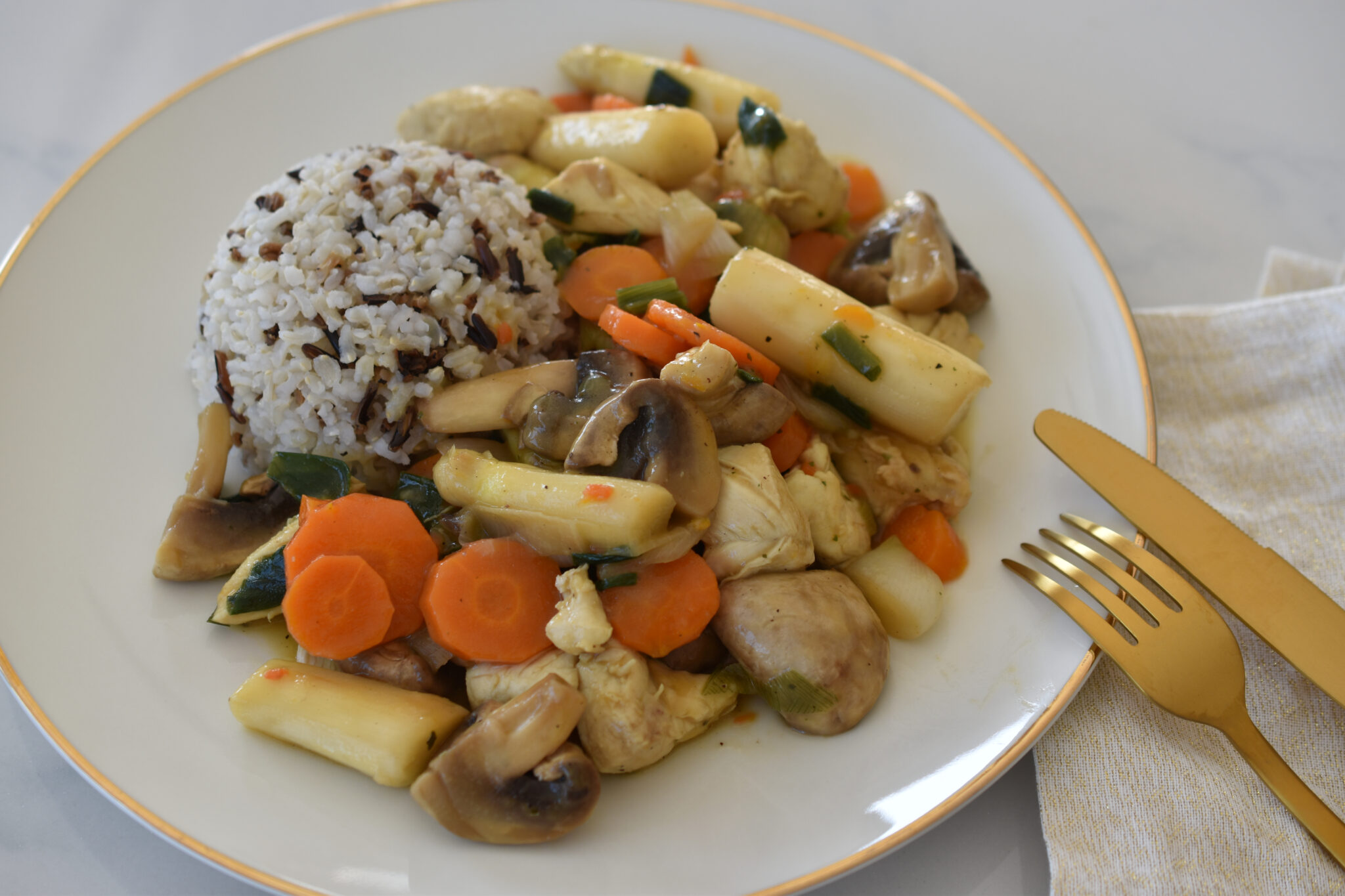 Leichtes Hühnerfrikassee mit Spargel, Karotten und Champignons