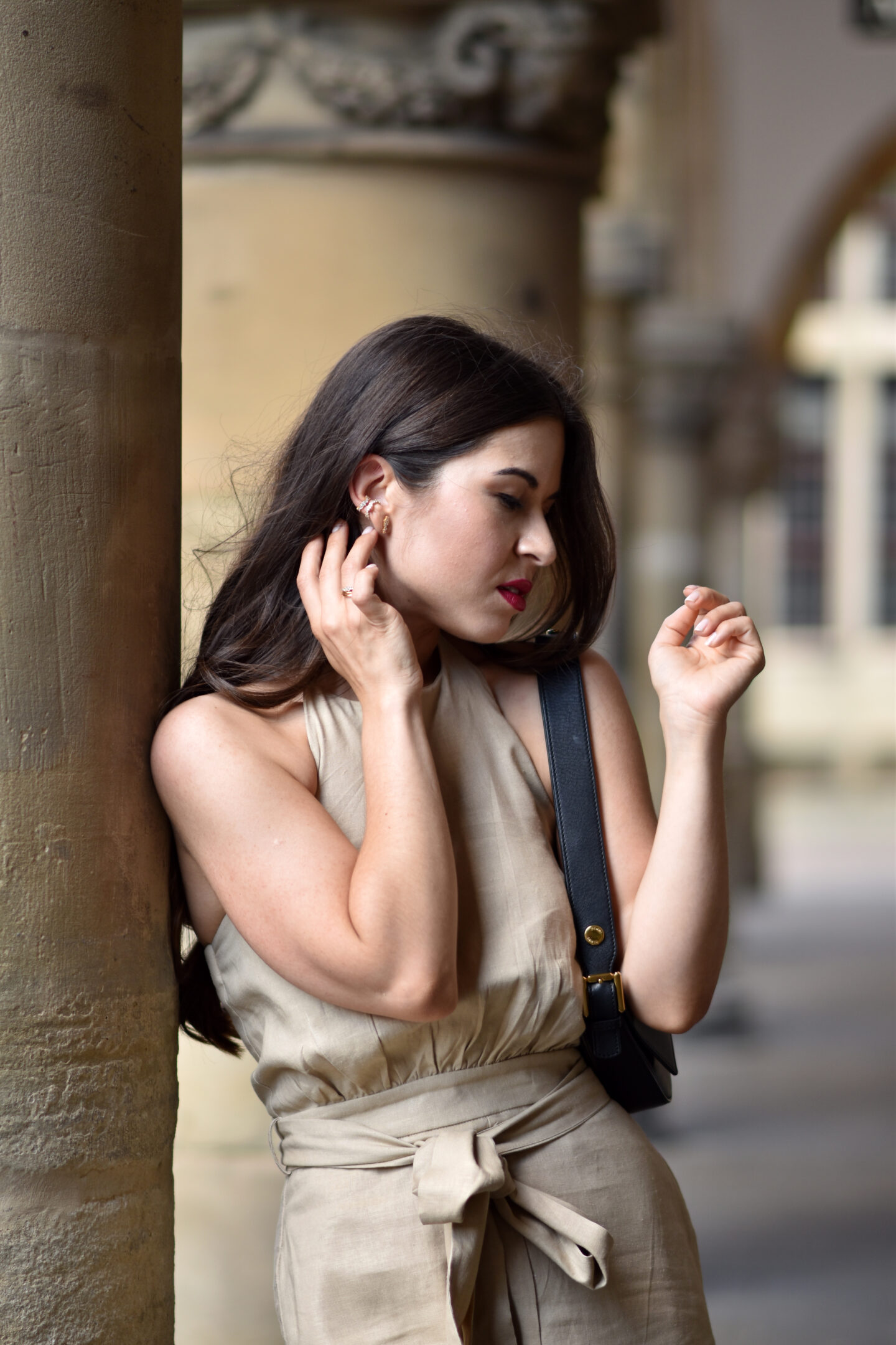 Jumpsuit aus Leinen im eleganten Sommerlook mit Baguette Bag