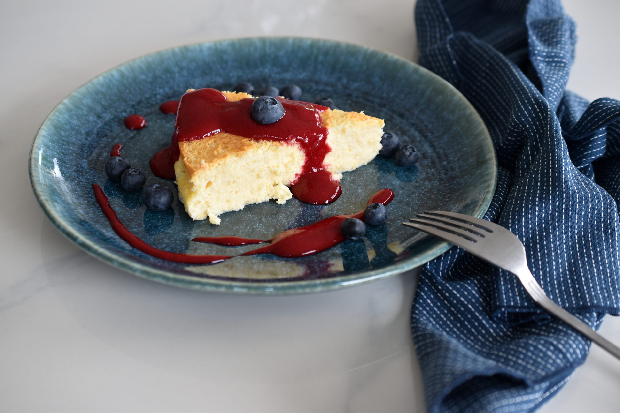 Leichter Käsekuchen mit fruchtiger Himbeersauce