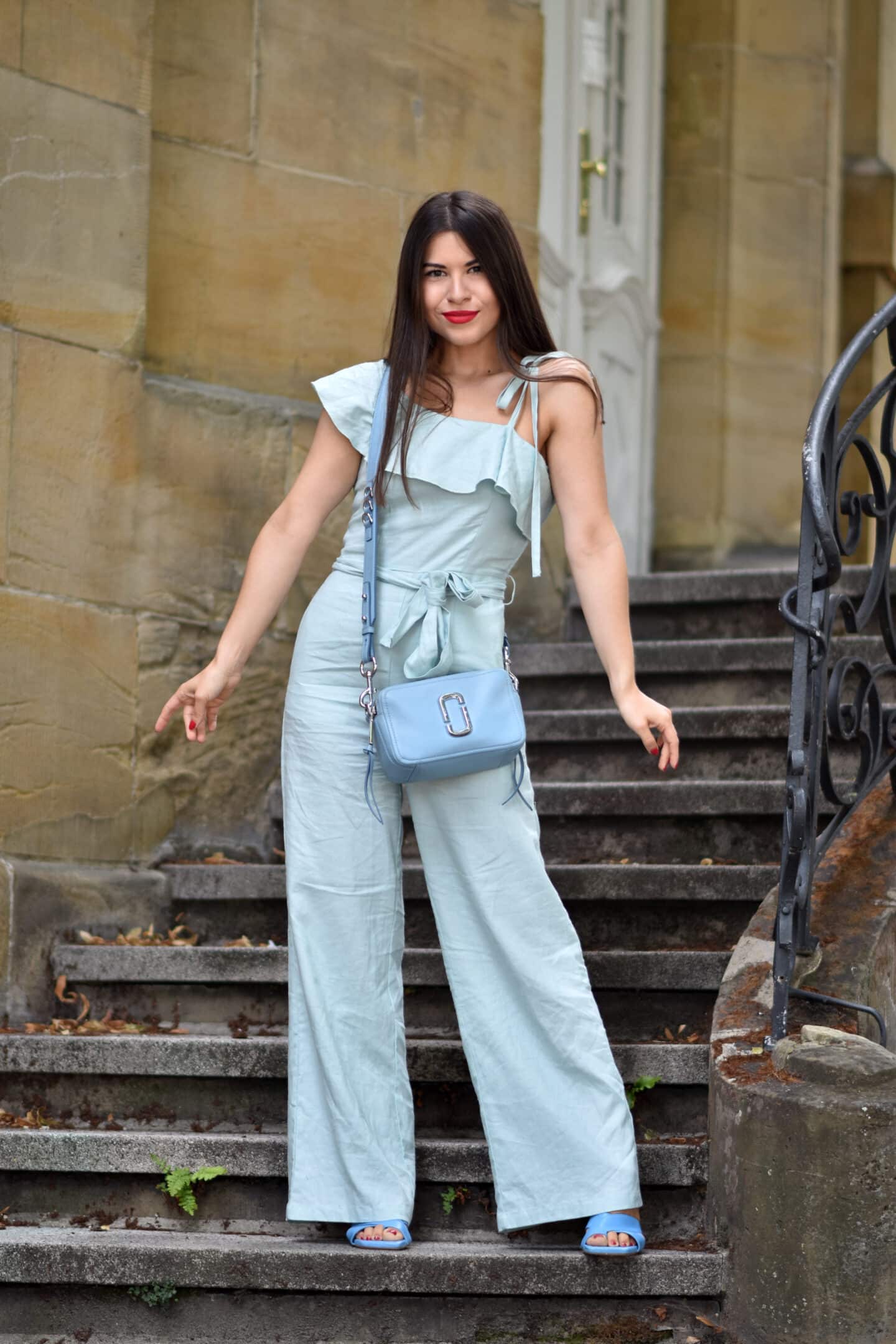 Leinenjumpsuit in Blau & Sandalen - Sommertrends 2020 im Mix