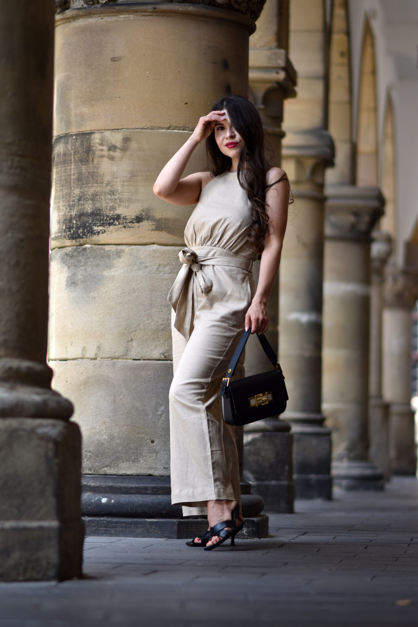 Jumpsuit aus Leinen im eleganten Sommerlook mit Baguette Bag