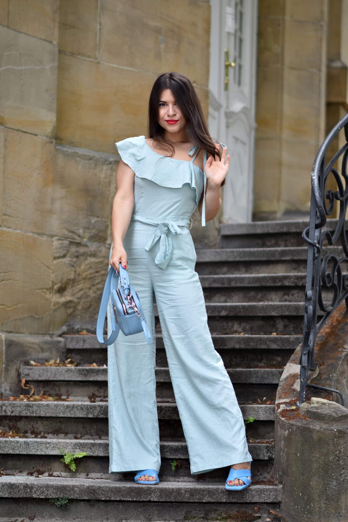 Leinenjumpsuit in Blau & Sandalen - Sommertrends 2020 im Mix