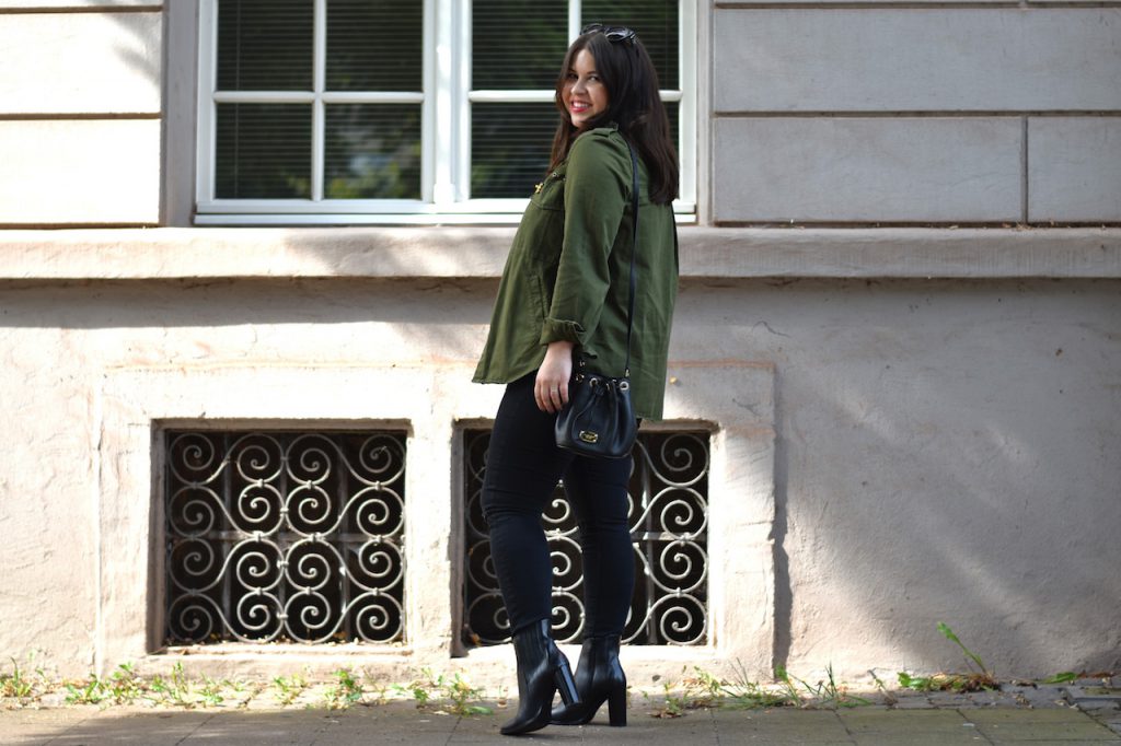 outfit-military-look-chanel-brosche